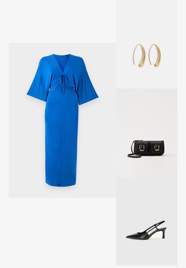 Dolga modra obleka iz gladkega blaga, z V-izrezom, rahlo padajočimi rokavi in zategnjenim pasom z detajlom za zavezovanje. Zadrga na hrbtni strani.; Črne lakaste slingback pete s koničastim nosom, ki imajo teksturiran vzorec kačje kože, nastavljiv trak in kratek teksturiran blok peto.; Črna usnjena torbica čez ramo z dvema sprednjima žepoma, zlatimi zaponkami, zadrgo in ozkim pasom. Tekstura površine je strukturirana, obliko pa ima kompaktno pravokotno.; Zlato-tonirani kovinski uhani v obliki obroča s krivuljo in podolgovato obliko. Imajo gladko, sijočo površino in zaobljen vrh za dodaten detajl.