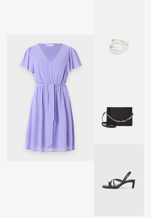 Ljubičasta haljina od laganog materijala, s V-izrezom, kratkim lepršavim rukavima, strukom na vezivanje i raširenom suknjom.; Crne sandale s trakama, kvadratnim prstom i niskom blok petom. Ima više tankih trakica i podesivu trakicu oko gležnja. Izrađene su od glatke kože.; Crna kožna torba preko tijela s glatkom teksturom, pravokutnim oblikom i metalnim lancem na prednjoj strani. Uključena je podesiva naramenica.; Srebrna dvostruka prsten s glatkom, poliranom površinom. Karakterizira ga fluidan, zakrivljen dizajn s preklapajućim sekcijama za moderan izgled.