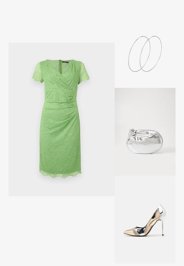 Zelené krajkové šaty s krátkými volánovými rukávy, véčkovým výstřihem, řasením, ke kolenům, zdobeným lemem a zapínáním na zip na zadní straně.; Lodička s špičatou špičkou a kombinací stříbrné, zlaté a tělové barvy. Lesklý povrch s vykrojeným designem, s jehlovým podpatkem.; Stříbrná kovová taška s měkkým, zaobleným tvarem a uzávěrem s uzlem. Vyrobena z hladké umělé kůže.; Stříbrné kruhové náušnice s minimalistickým designem. Kruh, hladký povrch a tenký profil. Lehká konstrukce s lesklým povrchem.