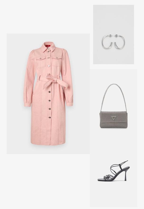 Rozā džinsa kleita ar garām piedurknēm, aizdari ar pogām, divām krūtīm kabatām, jostu jostasvietā un elastīgām piedurknēm.; Melnas augstpapēžu sandales ar plāniem siksniņām un mezgla dizainu, gluda kvadrātveida purngalu un elegantu stiletto papēdi.; Gaiši pelēka metāla rokassoma ar ķēdes siksnu, rotāta ar mazām apaļām metāla kniedēm un trīsstūra zīmola logo.; Sudraba riņķveida auskari ar gludu, spīdīgu apdari. Apaļas formas, viegla dizaina, ar aizdari uz stieples.