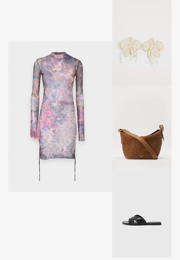 Hosszú ujjú, nyomtatott ruha áttetsző anyagból, magas nyakkal. Absztrakt, sokszínű mintázattal, testhezálló fazonnal és húzózsinóros részletekkel rendelkezik.; Fekete slideszandál sima bőrfelülettel, keresztbe futó pántokkal és kivágott részletekkel, valamint lapos, hajlékony talppal.; Barna velúr válltáska, dombornyomott virágmintával, sima barna bőrpánttal és arany színű fém kiegészítőkkel.; Gyöngyvirág fülbevalók arany díszítéssel. Minden szirmon apró, kerek gyöngyök találhatók, amelyek virágos mintát alkotnak, és gyöngyös részletekkel vannak díszítve.