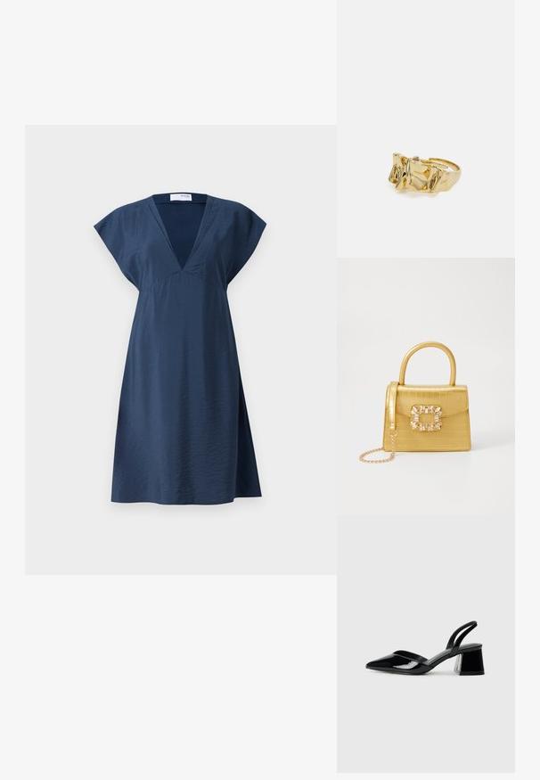 Tamsiai mėlyna suknelė, pagaminta iš lengvos medžiagos, su gilia V formos iškirpte, trumpomis rankovėmis ir laisvu A formos siluetu. Lygus paviršius be matomų raštų.; Juodos lakuotos odinės šlepetės su smailiu pirštu ir geometriniu bloko kulnu. Turi elegantišką, minimalistinį dizainą ir lygų paviršių.; Geltonas dirbtinės krokodilo odos rankinukas su standžiu dizainu, viršutine rankena, nuimamu grandininiu dirželiu ir dekoratyviniu krištolo papuošimu ant užsegimo.; Aukso žiedas su tekstūruotu, banguotu dizainu, turintis tris iškilias viršūnes. Lygus, blizgus paviršius su atviromis juostelėmis, leidžiančiomis reguliuoti dydį.