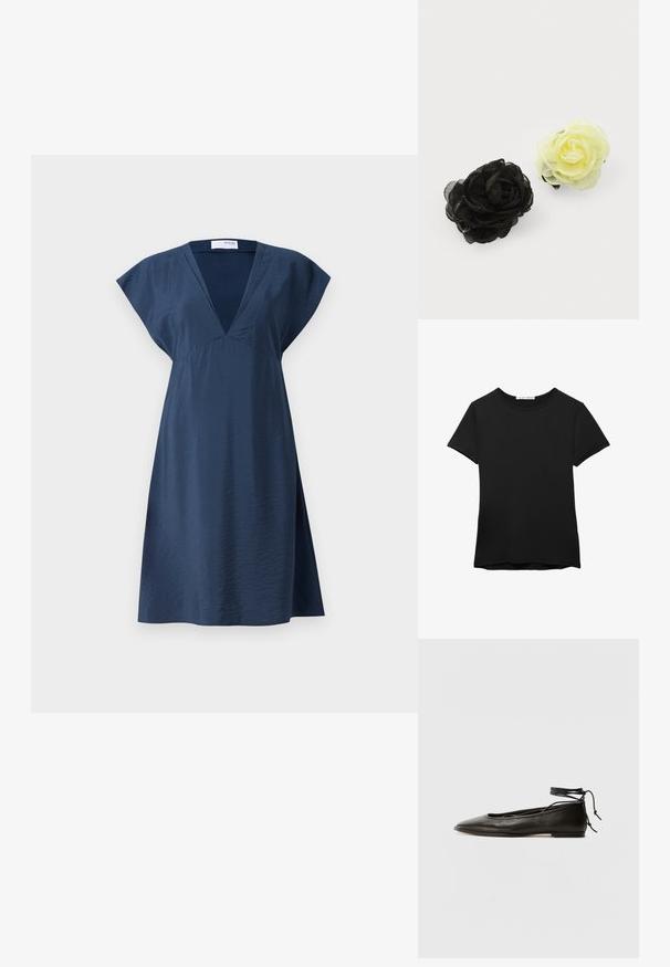 Tamnoplava haljina od lagane tkanine, s dubokim V-izrezom, kap rukavima i opuštenim A-linijskim oblikom. Glatka tekstura bez vidljivih uzoraka.; Crna majica kratkih rukava od glatkog materijala. Ima okrugli izrez i opušteni kroj s ravnim rubom.; Crne kožne baletanke s oštrim prstom, vezanjem oko članaka i ravnim potplatom, s glatkom teksturom i minimalističkim dizajnom.; Dva spravljiva za kosu u obliku ruža: jedan crni i jedan svijetložuti, napravljeni od delikatne, slojevite tkanine s mat finišom.