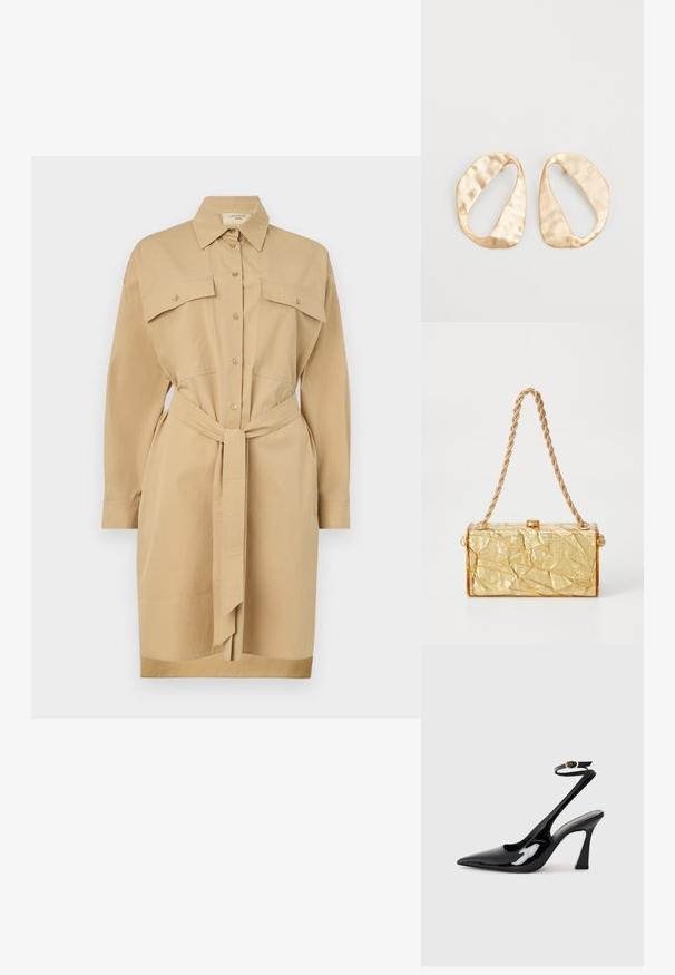 Khaki jurkshirt met een kraag, lange mouwen, knoopsluiting aan de voorkant, twee borstzakken en een zelfbindende riem in de taille. Soepele stofstructuur.; Zwarte gepatenteerde leren slingback pumps met een spitse neus, verstelbare enkelband en een gematigd blokhak. Gladde textuur met een glanzende afwerking.; Gouden handtas met gekreukt textuur en een rechthoekige vorm, voorzien van een kettingriem en een sluiting bovenop. Gladde, glanzende afwerking.; Een paar onregelmatig ovale, gouden metalen oorbellen met een gestructureerd, lichtgehamerd oppervlak op een witte achtergrond.