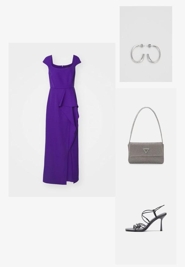 Langes lila Kleid mit kurzen Ärmeln, einem quadratischen Ausschnitt und einer drapierten Rüsche in der Taille, aus glattem Stoff.; Schwarze, hochhackige Sandalen mit dünnen Riemen und einem geknoteten Design, einer glatten, rechteckigen Zehenpartie und einem eleganten Stiletto-Absatz.; Hellegraue metallische Handtasche mit einer Kettenriemen, verziert mit kleinen kreisförmigen metallic Nieten und einem dreieckigen Markenlogo.; Silberne Creolen mit einer glatten, glänzenden Oberfläche. Abgerundete Form, leichtes Design, mit einer Steckverschluss.