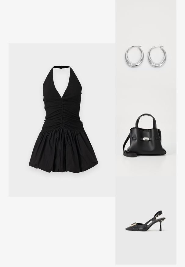 Sorte halterneck kjole med dyp V-utringning, rynket liv og utsvingt skjørt. Laget av mykt stoff med en glatt tekstur og snøring.; Svart skinn slingback-sko med spiss tå, slank hæl og gullfarget detalj på vampen. Glatt tekstur og strukturert design.; Svart skinnveske med teksturert overflate, som har to håndtak på toppen, en avtagbar skulderrem og detaljer med sølvspenne.; Et par polerte sølv halvmåne hoop øredobber med hengselspenner på hvit bakgrunn.