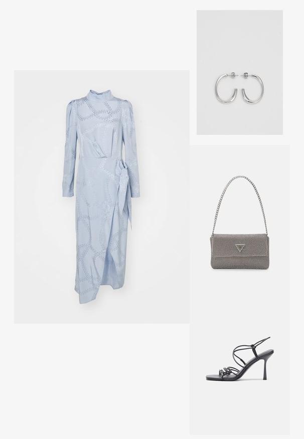 Világoskék Ruha magas gallérral, hosszú ujjakkal és megkötős derékkal. Finom mintázata van összefonódó vonalakkal és lebegő sziluettje van.; Fekete magas sarkú szandálok vékony pántokkal, csomózott mintával, sima négyzetes orral és karcsú stiletto sarkal rendelkeznek.; Világosszürke fémes kézitáska lánc pánttal, kis kör alakú fém kifinomult díszítéssel és háromszög alakú márkagéppel.; Ezüst karika fülbevalók sima, fényes felülettel. Lekerekített forma, könnyű kialakítással, tűs zárómechanizmussal.