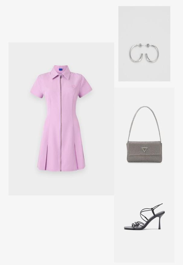 Lyhyttakkinen, vaaleanpunainen, vetoketjullinen mekko, jossa on kaulus, laskostettu hame ja brodeerattu logo rinnassa. Sujuva kangas, jossa on hieman jämäkkä muoto.; Mustat korkokengät sandaalit, joissa on ohuet hihnat solmittuna, sileä neliön muotoinen varvasosa ja tyylikäs stiletto-korko.; Vaalea harmaa metallinen käsilaukku, jossa on ketjusanka. Laukku on koristeltu pienillä pyöreillä metallikoruilla ja kolmion muotoisella brändilogolla.; Hopeiset korvarenkaat, joissa on sileä ja kiiltävä pinta, kaareva muoto ja piikkikiinnitys. Minimalistinen muotoilu modernilla viimeistelyllä.