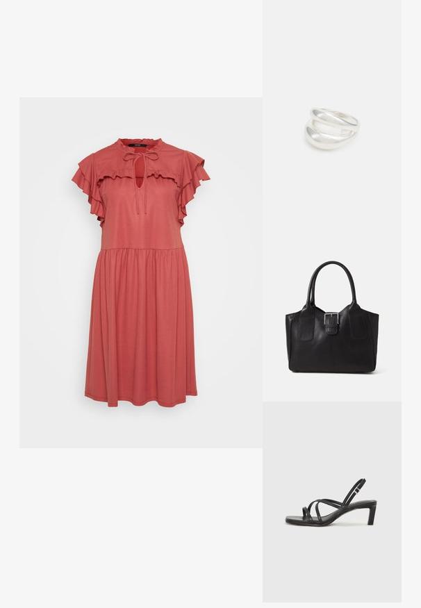 Koralen obleka iz mehkega blaga, ki ima naborke na kratkih rokavih, zavezan vrat in sproščen, plavajoč silhuet.; Črne natikače s trakovi in kvadratnim prstom ter nizkim blokastim peto. Imajo več tankih trakov in nastavljiv trak okoli gležnja. Narejene so iz gladkega usnja.; Črna usnjena torba s gladko teksturo, strukturirano obliko, dvema ročkama in izrazitim srebrnim sponko na sprednji strani.; Srebrn dvojni prstan z gladko, polirano površino. Ima tekoč, ukrivljen dizajn z prekrivajočimi se sekcijami za sodoben videz.