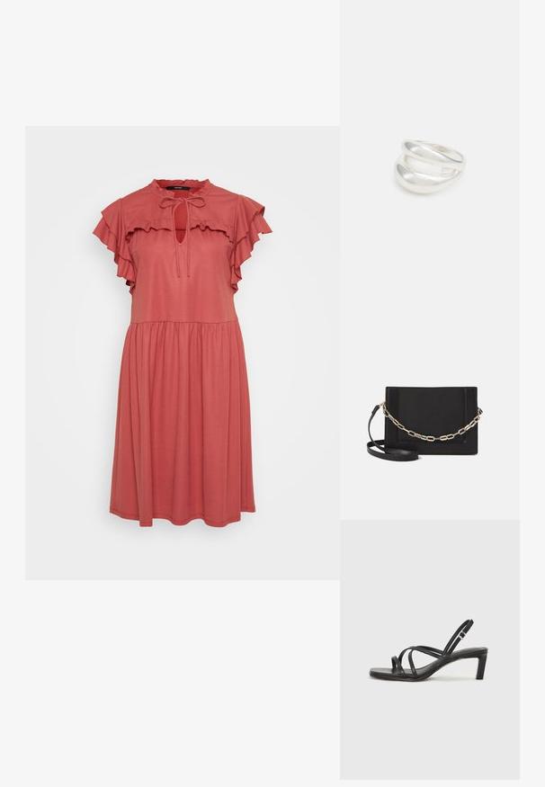 Korallinvärinen mekko, joka on valmistettu pehmeästä kankaasta. Mekossa on röyhelöillä varustetut lyhyet hihat, nauha kaulassa ja rento, valuva siluetti.; Mustat hihnalligat, joissa on neliön muotoinen kärki ja matala lohkokorko. Ominaisuuksiin kuuluu useita ohuita hihnoja ja säädettävä nilkkahihna. Valmistettu sileästä nahasta.; Musta nahkainen olkalaukku, jossa on sileä pinta, suorakulmainen muoto ja metalliketju yksityiskohtana edessä. Mukana säädettävä hihna.; Hopeinen kaksinkertainen rengas, jossa on sileä, kiillotettu pinta. Siinä on sulava, kaareva muotoilu, jossa on päällekkäisiä osia modernin ilmeen saavuttamiseksi.