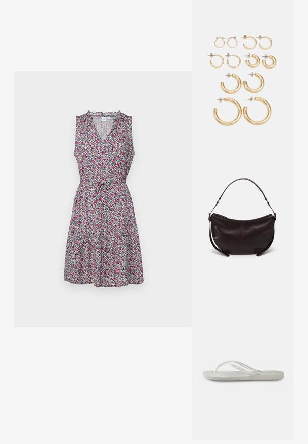 GAP ZEN EWAIST - Dnevna obleka - pink multi floral; Bela natikača s teksturirano podplatom, koja ima tanke trakice i ravni dizajn. Napravljena od gume s suptilnim logotipom na ulošku.; Temno rjava usnjena torba za ramo s ukrivljeno obliko, gladko teksturo in enim prilagodljivim trakom. Ima zadrgo za zapiranje.; Set zlato obročastih ušesnih uhani, ki vključujejo različne velikosti in oblike, vključno z majhnimi, srednjimi in velikimi slogi, z gladkimi kovinskimi površinami.