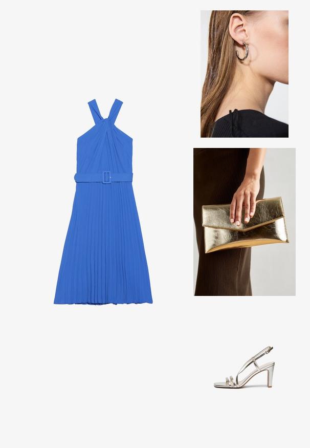 Blaues, plissiertes Kleid mit Halterneck-Design, das über geknotete Träger und einen passenden Gürtel in der Taille verfügt. Glatte Stofftextur.; Metallisch silberner High-Heel-Sandalette mit offenem Zehenbereich, ausgestattet mit drei dünnen Riemen über dem Fuß und einem Knöchelriemen mit einer Schnalle.; Goldfarbene metallische Clutch mit einer glatten Textur und einem dreieckigen Klappenverschluss. Die Hand, die sie hält, hat ordentlich manikürte Nägel.; Silberne Creolen mit polierter Oberfläche, die kleine goldene Akzentdetails und eine runde Form aufweisen, am Ohrläppchen getragen.