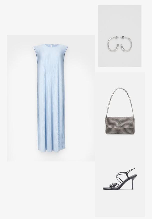 Svijetloplava plisirana haljina bez rukava s okruglim izrezom i zatvaranjem na leđima u obliku ključanice. Prolazni A-linijski oblik, glatka tekstura i suptilni sjaj.; Crne sandale na visokoj potpetici imaju tanke trake s čvorastim dizajnom, glatki kvadratni vrh i elegantnu stiletto petu.; Svijetlosivi metalik ruksač s lancem, ukrašen malim okruglim metalnim zakovicama i trokutastim logotipom marke.; Srebro naušnice u obliku prstena s glatkom, sjajnom završnom obradom. Zaobljenog oblika, laganog dizajna, s kopčom na poleđini.