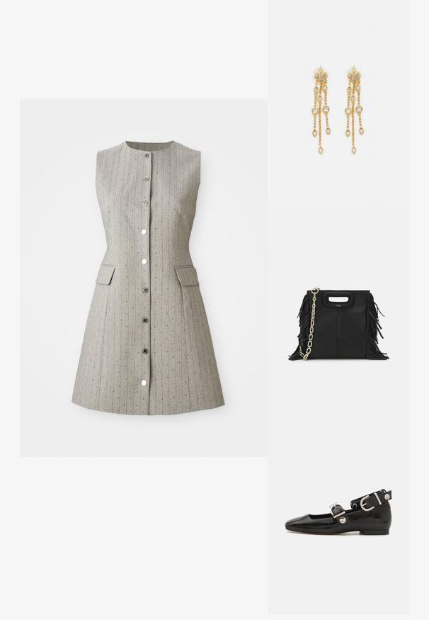 Bezramienkov dress v sivej farbe s vertikálnymi pruhmi, okrúhlym výstrihom, predným zapínaním na gombíky, dvoma bočnými vreckami a priliehavým strihom.; Čierne lakované baleríny so štvorcovou špičkou, remienkom okolo členka so striebornými prvkami a plochou podrážkou. Hladký povrch s minimalistickým dizajnom.; Čierna kožená kabelka s strapcami, zlatým reťazovým ramenným popruhom a vykrojenou rukoväťou. Na prednej strane sa nachádza logo.; Zlaté náušnice s mnohými kaskádovými reťazcami, ozdobené jasnými oválnymi kryštálmi a dekoratívnymi puzdrami.
