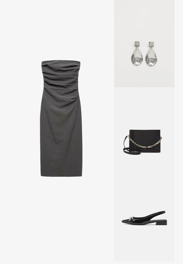 Sukienka bez ramiączek, dopasowana, w ciemnoszarym materiale w prążki. Posiada marszczone detale w okolicy biustu oraz prostą sylwetkę.; Czarne lakierowane buty typu slingback z ostrym noskiem, srebrnymi detalami i niskim obcasem blokowym. Gładka, błyszcząca faktura przez cały czas.; Czarna skórzana torebka typu crossbody z gładką teksturą, prostokątnym kształtem oraz metalowym detalem w postaci łańcuszka z przodu. W zestawie regulowany pasek.; Srebrne kolczyki w kształcie kropli z kwadratowym sztyftem, cechujące się gładkim, polerowanym wykończeniem oraz kształtem łzy, odbijające światło dzięki błyszczącej powierzchni.