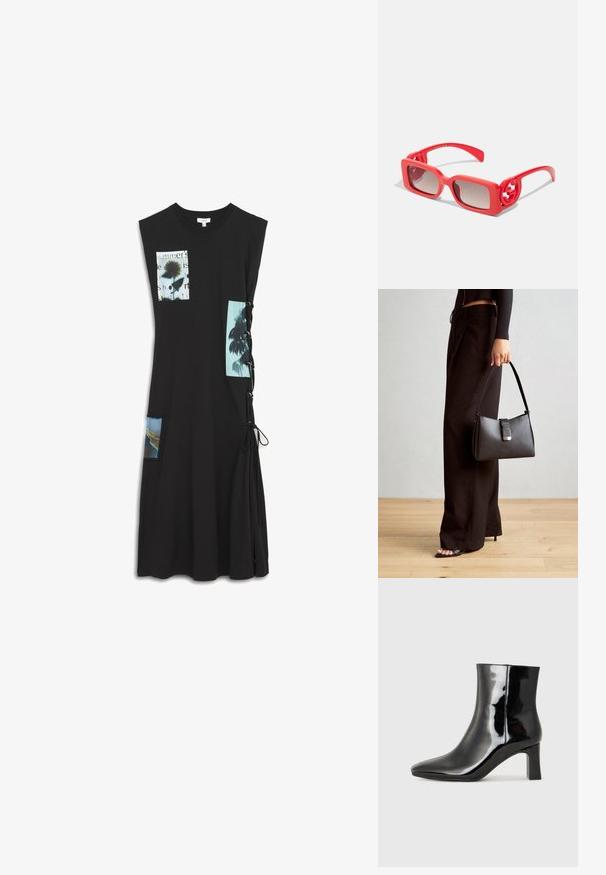 Černé bezrukávové šaty s grafickými potisky na hrudi a bočními kapsami, s šněrováním na pravé straně. Vyrobeny z bavlněné směsi.; Černé lakované kotníkové boty s špičatou špičkou a středně vysokým blokovým podpatkem. Hladká textura a minimalistický design.; Červené plastové sluneční brýle se čtvercovými rámy, gradientními skly a kruhovými logovými akcenty na stranách. Hladký povrch s lesklým finišem.; Černá kabelka se strukturovaným tvarem, hladkým povrchem a kovovým uzávěrem. Kombinována s širokými černými kalhotami a sandály s otevřenou špičkou na dřevěné podlaze.
