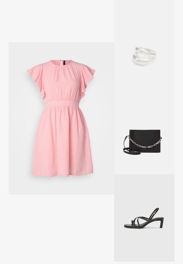 Roze kratka haljina s lepršavim rukavima, okruglim izrezom, podebljanim strukom i lepršavom suknjom. Napravljena od laganog, teksturiranog materijala.; Crne sandale s trakama, kvadratnim prstom i niskom blok petom. Ima više tankih trakica i podesivu trakicu oko gležnja. Izrađene su od glatke kože.; Crna kožna torba preko tijela s glatkom teksturom, pravokutnim oblikom i metalnim lancem na prednjoj strani. Uključena je podesiva naramenica.; Srebrna dvostruka prsten s glatkom, poliranom površinom. Karakterizira ga fluidan, zakrivljen dizajn s preklapajućim sekcijama za moderan izgled.