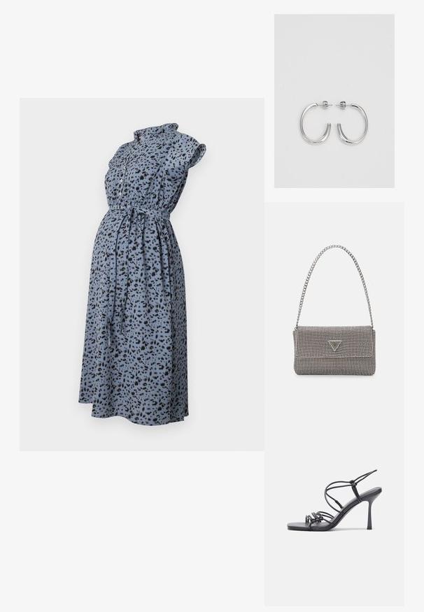 Vestido de maternidade em tecido azul claro com estampa de bolinhas pretas, mangas curtas, gola e faixa na cintura para ajuste na medida.; As sandálias de salto alto pretas apresentam tiras finas com um design em nó, uma biqueira quadrada lisa e um elegante salto agulha.; Bolsa metálica cinza claro com uma alça de corrente, adornada com pequenos rebites metálicos circulares e um logótipo triangular da marca.; Brincos de argola prateados com um acabamento suave e brilhante. Forma arredondada, design leve, com fecho de pino.