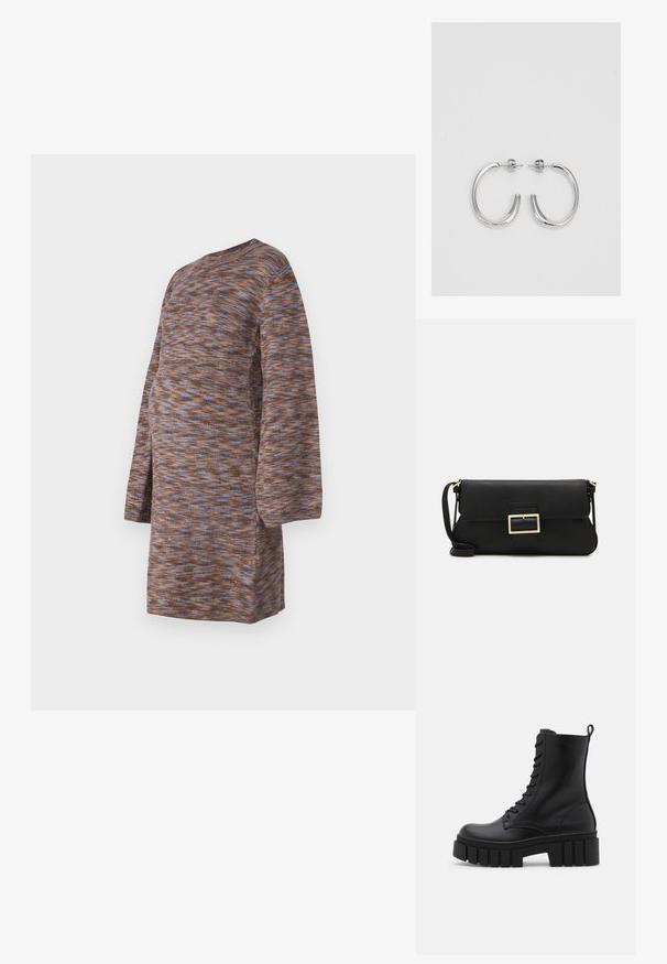Ruda trikotažo suknelė su mėlyna ir oranžine marmuro raštu, ilgomis rankovėmis, apvaliu dekolte ir laisvu siluetu, sukurtu patogumui.; Juodos odinės kulkšnės botai su masyviu, dantytu padu, raištelių užsegimu priekyje ir kilpeliu ant sklandaus balto fono.; Juodas odinis dėkliukas su atvarteliu ir auksinės metalinės sagties detalėmis. Įeina juodas diržas ir elegantiškas, minimalistinis dizainas.; Sidabrinės auskarai žiedai su lygiu, blizgiu paviršiumi. Suapvalinta forma, lengvas dizainas, su uždarymu ant smeigtuko.