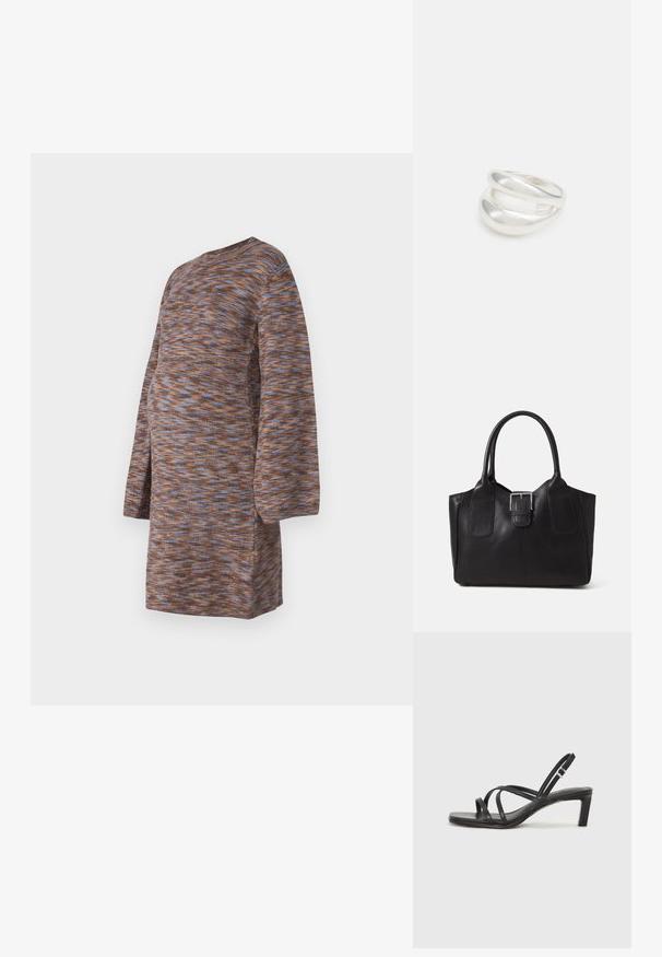 Abito in maglia marrone con motivo marmorizzato blu e arancione, maniche lunghe, scollo tondo e una vestibilità comoda progettata per il comfort.; Sandalo nero con cinturini, dalla punta squadrata e tacco basso a blocco. Presenta diversi cinturini sottili e una cinturini regolabile alla caviglia. Realizzato in pelle liscia.; Borsa tote in pelle nera con texture liscia, forma strutturata, due manici e un evidente dettaglio in fibbia argentata sul davanti.; Anello doppio in argento con superficie liscia e lucida. Presenta un design fluido e curvo con sezioni sovrapposte per un aspetto moderno.