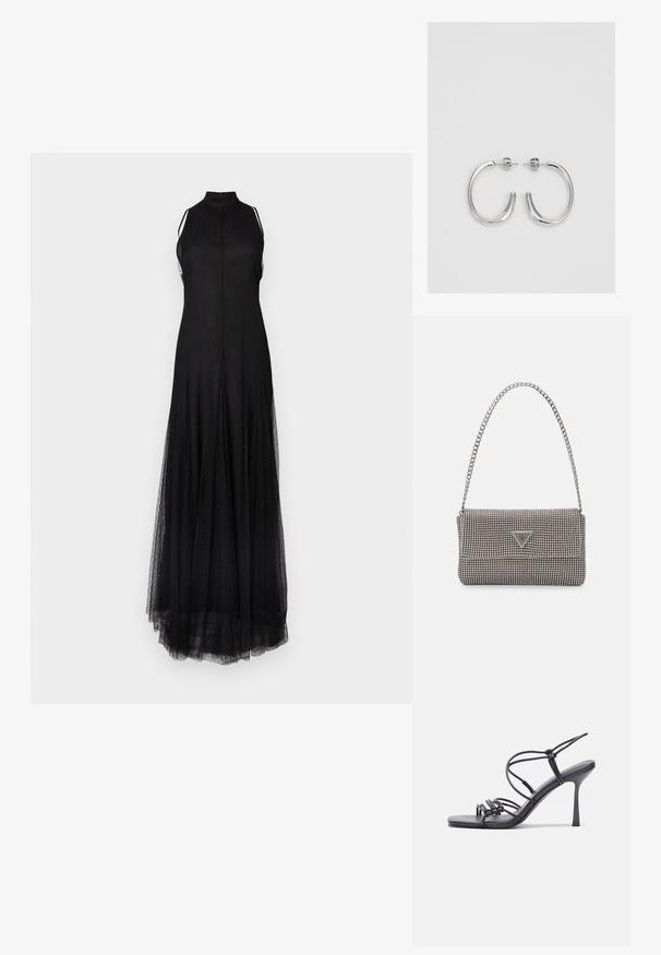 Ilga melna kleita ar augstu apkakli, bez piedurknēm un caurspīdīgu tilla pārklājumu. Visā kleitā ir neliels faktūras raksts.; Melnas augstpapēžu sandales ar plāniem siksniņām un mezgla dizainu, gluda kvadrātveida purngalu un elegantu stiletto papēdi.; Gaiši pelēka metāla rokassoma ar ķēdes siksnu, rotāta ar mazām apaļām metāla kniedēm un trīsstūra zīmola logo.; Sudraba riņķveida auskari ar gludu, spīdīgu apdari. Apaļas formas, viegla dizaina, ar aizdari uz stieples.