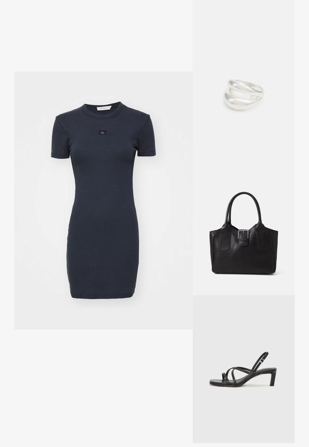 Granatowa, prążkowana sukienka z bawełny, z krótkimi rękawami, okrągłym dekoltem i dopasowanym krojem. Posiada małą, czarną naszywkę z logo na piersi.; Czarne sandały na obcasie z prostokątnym noskiem i niskim słupkowym obcasem. Posiadają wiele cienkich pasków i regulowany pasek na kostkę. Wykonane z gładkiej skóry.; Czarna skórzana torba tote o gładkiej fakturze, usztywnionym kształcie, dwóch uchwytach oraz wyraźnym srebrnym zapięciu na przodzie.; Srebrna obrączka podwójna z gładką, polerowaną powierzchnią. Posiada płynny, zakrzywiony kształt z nakładającymi się sekcjami, co nadaje nowoczesny wygląd.