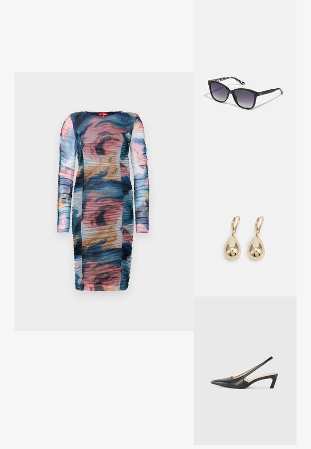 Langärmliges Kleid mit einem mehrfarbigen abstrakten Muster und Raffung. Hergestellt aus durchscheinendem, glattem Stoff mit glitzernden Akzenten.; Schwarzer spitz zulaufender Slingback-Schuh mit niedrigem Absatz, der aus glattem Leder gefertigt ist und seitliche Ausschnitte für Atmungsaktivität aufweist.; Schwarze Sonnenbrille mit verlaufenden Gläsern, quadratischer Form und einem strukturierten schwarz-weißen Muster an den Bügeln. Mit einem silbernen Logoakzent.; Goldene Tropfenohrringe mit polierter Oberfläche, ausgestattet mit einem kleinen klaren Steinakzent am Haken für zusätzliche Details.