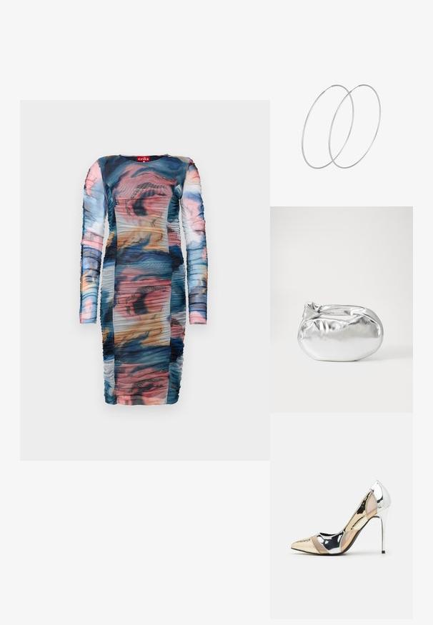 Abito a maniche lunghe con un motivo astratto multicolore e arricciature. Realizzato in tessuto trasparente e morbido con accenti luccicanti.; Scarpa con tacco alto a punta, con una combinazione di colori argento, oro e nudo. Finitura lucida con design a ritaglio, con tacco a stiletto.; Borsa a pochette metallica argentea con una forma morbida e arrotondata e chiusura superiore annodata. Realizzata in materiale sintetico morbido.; Orecchini a cerchio in argento con un design minimalista. Forma circolare, superficie liscia e profilo sottile. Leggeri con una finitura lucida.