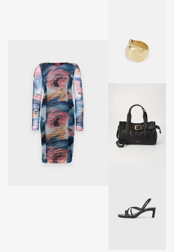 Middellange mouw jurk met een meerkleurig abstract patroon en plooien. Gemaakt van doorzichtig, glad materiaal met sprankelende accenten.; Zwarte sandaal met bandjes, vierkante teen en een lage blokhak. Voorzien van meerdere dunne bandjes en een verstelbare enkelband. Gemaakt van zacht leer.; Zwarte leren handtas met een gestructureerd ontwerp, dubbele handgrepen aan de bovenkant, een gouden gespaccent en een geperst merklogo aan de voorkant.; Gouden ring met een glad, gedraaid ontwerp. Heeft een gepolijste oppervlakte en rondingen, wat een naadloze, vloeiende vorm creëert.