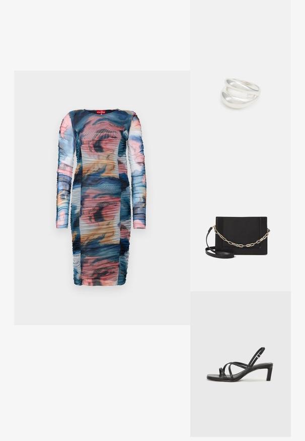 Langärmliges Kleid mit einem mehrfarbigen abstrakten Muster und Raffung. Hergestellt aus durchscheinendem, glattem Stoff mit glitzernden Akzenten.; Schwarze Sandale mit Riemchen, quadratischer Zehenform und niedrigem Blockabsatz. Verfügt über mehrere dünne Riemen und einen verstellbaren Knöchelriemen. Hergestellt aus glattem Leder.; Schwarze Leder-Crossbody-Tasche mit glatter Textur, rechteckiger Form und metallic-kettendetail auf der Vorderseite. Verstellbarer Gurt inklusive.; Silberner Doppelring mit einer glatten, polierten Oberfläche. Verfügt über ein fließendes, kurviges Design mit überlappenden Abschnitten für einen modernen Look.