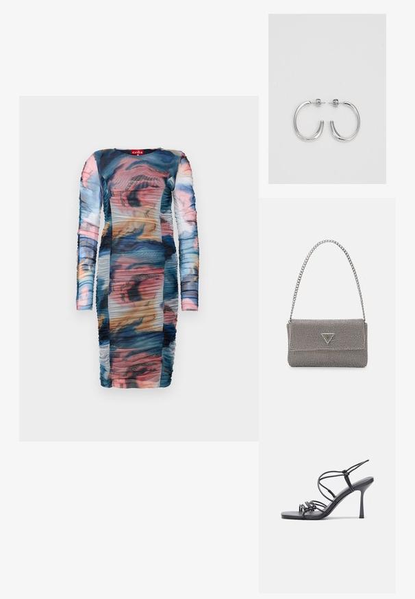 Haljina dugih rukava s višebojnim apstraktnim uzorkom i nabrane detalje. Izrađena od prozirnog, glatkog materijala s blistavim akcentima.; Crne sandale na visokoj potpetici imaju tanke trake s čvorastim dizajnom, glatki kvadratni vrh i elegantnu stiletto petu.; Svijetlosivi metalik ruksač s lancem, ukrašen malim okruglim metalnim zakovicama i trokutastim logotipom marke.; Srebro naušnice u obliku prstena s glatkom, sjajnom završnom obradom. Zaobljenog oblika, laganog dizajna, s kopčom na poleđini.