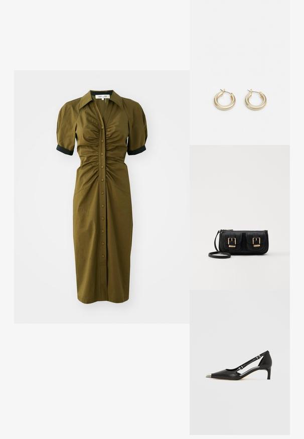 Olivovo zelené šaty po kolená s priliehavým strihom, krátkymi vypchanými rukávmi, golierom a zapínaním na gombíky pozdĺž prednej strany. Čierne akcenty na rukávoch.; Čierna kožená lodička s nízkym opätkom typu kitten, so špicatou striebristou špičkou a dvoma remienkami s prackami na bielom pozadí.; Čierna kožená crossbody taška s dvoma prednými vreckami, zlatými sponami, zipsovým uzatváraním a úzkym popruhom. Štruktúrovaný povrch a kompaktný obdĺžnikový tvar.; Lauren Ralph Lauren BASIC SMALL HOOP - Náušnice - gold-coloured