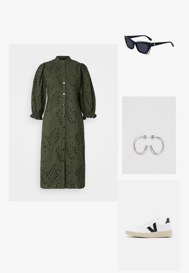 Olíva zöld midi ruha, texturált anyagból, gombos elülső résszel, magas gallérral és puffos ujjal, egészét virágminták díszítik.; Fehér sneaker fekete "V" logóval, kerek orral, perforált részletekkel, lapos fűzőkkel és bézs gumitalppal. Simas bőr felsőrész.; Fekete, nagyméretű napszemüveg geometrikus formával, sötét lencsékkel és kontrasztos szürke részlettel a kereten. Logó a szárán.; Ezüst karika fülbevalók sima, fényes felülettel. Lekerekített forma, könnyű kialakítással, tűs zárómechanizmussal.