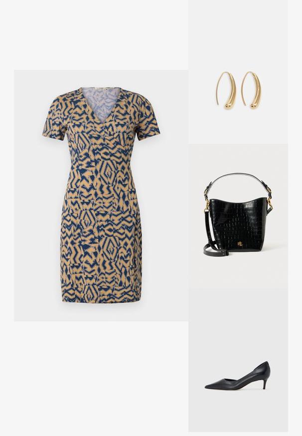 Kortärmad klänning i beige med ett blått abstrakt mönster, med V-hals och figursydd midja. Tillverkad av lätt tyg.; Svart läderpumps med spetsig tå och låg klack. Har en slät textur och subtil glans. Öppet utskuret fram för extra detalj.; Svart krokodilpräglad läderväska med en bågformad design, guldfärgade detaljer, en justerbar rem och en logodetalj framtill.; Guldtonade metallörhängen i en kurvad, avlång form. Har en slät, glänsande yta och en rundad spets för en extra detalj.