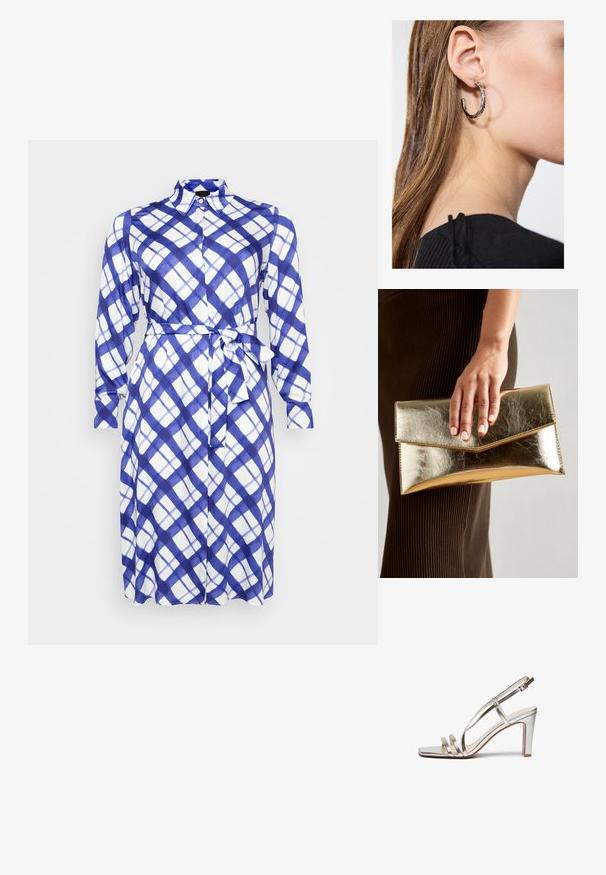 Hosszú ujjú, gombos ruha kék és fehér kockás mintával, derékszíjjal. Könnyű anyagból készült, puha tapintással.; Fémes ezüst színű magassarkú szandál nyitott orral, három vékony pánttal a lábfejen és egy csatfüles bokapánttal.; Arany fémes clutch táska sima textúrával, háromszög alakú csattal. A kéz, amely tartja, szépen manikűrözött körmökkel rendelkezik.; Ez egy ezüst fülbevaló, sima felülettel, amelyen apró arany díszítőelemek találhatók. Kerek formájú és a fülcimpán viselik.