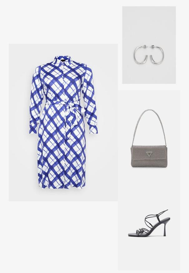 Langarm-Hemdblusenkleid im blau-weißen Karomuster mit einem Taillengürtel. Hergestellt aus leichtem Stoff mit einer weichen Textur.; Schwarze, hochhackige Sandalen mit dünnen Riemen und einem geknoteten Design, einer glatten, rechteckigen Zehenpartie und einem eleganten Stiletto-Absatz.; Hellegraue metallische Handtasche mit einer Kettenriemen, verziert mit kleinen kreisförmigen metallic Nieten und einem dreieckigen Markenlogo.; Silberne Creolen mit einer glatten, glänzenden Oberfläche, einer gebogenen Form und einer Steckverschluss. Minimalistisches Design mit modernem Finish.