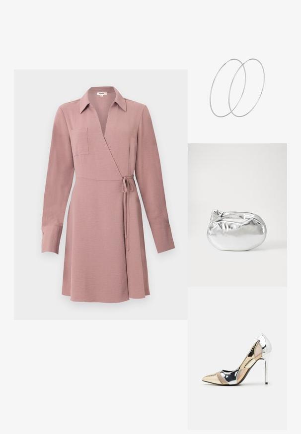 Abito avvolgente in rosa polveroso con maniche lunghe, colletto e cintura laterale. Presenta una tasca sul petto e una texture liscia.; Scarpa con tacco alto a punta, con una combinazione di colori argento, oro e nudo. Finitura lucida con design a ritaglio, con tacco a stiletto.; Borsa a pochette metallica argentea con una forma morbida e arrotondata e chiusura superiore annodata. Realizzata in materiale sintetico morbido.; Orecchini a cerchio in argento con un design minimalista. Forma circolare, superficie liscia e profilo sottile. Leggeri con una finitura lucida.