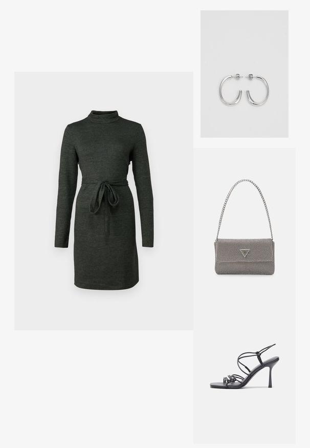 Tumši zaļš, garām piedurknēm tērps ar augsto apkakli un jostu viduklī. Mīksta, teksturēta auduma, pieguloša silueta un ceļa garuma malām.; Melnas augstpapēžu sandales ar plāniem siksniņām un mezgla dizainu, gluda kvadrātveida purngalu un elegantu stiletto papēdi.; Gaiši pelēka metāla rokassoma ar ķēdes siksnu, rotāta ar mazām apaļām metāla kniedēm un trīsstūra zīmola logo.; Sudraba riņķveida auskari ar gludu, spīdīgu apdari. Apaļas formas, viegla dizaina, ar aizdari uz stieples.