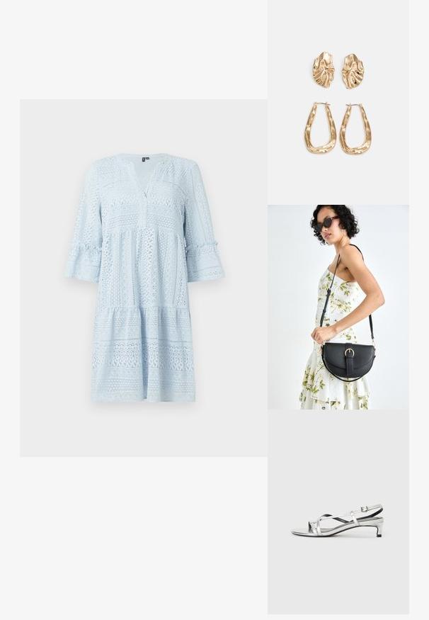 Világoskék csipkebal érme, V-kivágással, háromnegyedes harangujjakkal és réteges siluettel, mely bonyolult mintákkal és texturált részletekkel rendelkezik.; Ezüst színű fémes slingback szandál alacsony sarokkal, keresztezett pántokkal és sima felülettel. Minimalista dizájn.; Fekete bőrtáska ívelt formával, levehető pánttal és arany színű fémrészekkel. A táskán egy csattal díszített fedél található.; Aranyszínű fülbevalók, texturált, hullámos formákkal. Tartalmazza a szobrászati klipszes studokat és az open hoop kialakítást, kalapácsos felülettel.