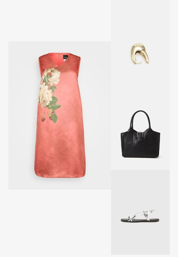 Korálové bezrukávové šaty s výstrihom do V, pričom na ľavej strane majú veľký kvetinový vzor z krémových ruží a zelených listov, hladká textúra.; Strieborné metalické sandále s minimálnym dizajnom, s tenkými popruhmi a čiernou plochou podrážkou. Zaujímavé sú akcenty krížových popruhov.; Čierna kožená taška s hladkou textúrou, štruktúrovaným tvarom, dvoma uchami a výrazným strieborným prackovým detailom na prednej strane.; Náušnice z kovu v zlatej farbe s elegantným, zakriveným dizajnom. Majú charakteristický špicatý tvar, leštený povrch a uzáver na pánt.
