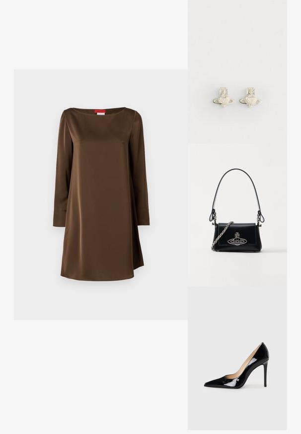 Hnedé saténové šaty s dlhým rukávom, lodičkovým výstrihom, rovného strihu a hladkou textúrou, so subtilným leskom a minimalistickým dizajnom.; Čierne lakované lodičky na vysokej podpätku s špicatou špičkou a elegantným siluetou. Disponujú hladkým, lesklým povrchom a štíhlym podpätkom.; Čierna kožená kabelka so štruktúrovaným dizajnom, strieborným reťazovým popruhom a výrazným metalickým logom na prednej strane. Hladký povrch.; Strieborné náušnice srdcového tvaru so zvončekom okolo, zdobené malými priehľadnými kamienkami a detailným krížikovým akcentom.