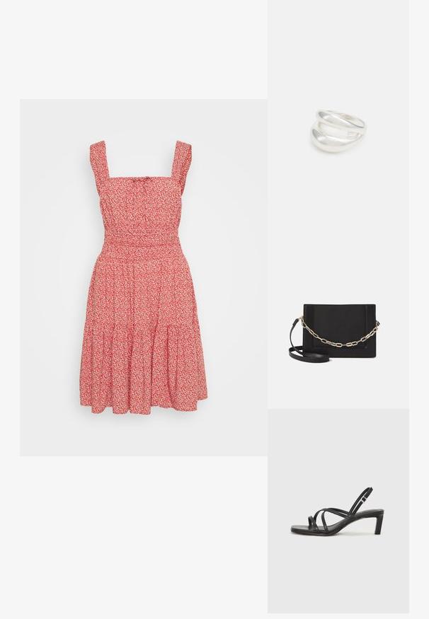 Raudona gėlių suknelė su kvadratiniu iškirpimu, plonomis petnešėlėmis ir sluoksniuota sijona. Pagaminta iš lengvos medžiagos su tekstūrine išvaizda.; Juodi šlepetės su kvadratiniu pirštu ir žemu bloku kulnu. Yra keli ploni dirželiai ir reguliuojamas kulkšnies diržas. Pagaminti iš lygios odos.; Juodas odinis per petį nešiojamas krepšys turi lygų paviršių, stačiakampio formą ir metalinę grandinėlę priekyje. Pridedama reguliuojama dirželis.; Sidabrinis dvigubas žiedas su lygiu, poliruotu paviršiumi. Pasižymi sklandžiu, kreiptu dizainu su persipinančiomis dalimis, suteikiančiomis modernų išvaizdą.