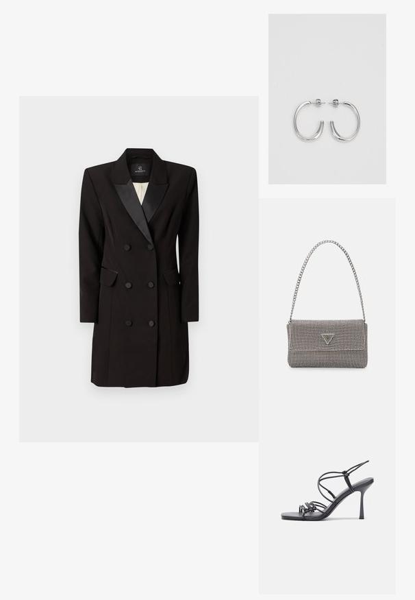 Topelt rinnaga must bleiseri kleit, mis on valmistatud sujuvast kangast, millel on satiinist krae, kaks klapiga taskut ja kuus esimest nuppu.; Mustad musta värvi kontsandaalid on varustatud peente rihmadega, millel on sõlmekujundus, siledad ruudukujulised varbad ja stiilne stilettokonts.; Helehall metallik handbags, millel on kett, kaunistatud väikeste ümmarguste metallist õmblustega ja kolmnurkse brändi logoga.; Hõbedased rõngaskõrvarõngad, millel on sile ja läikiv pind. Ümar kuju, kerge disain, millel on post-tagumise kinnituse süsteem.