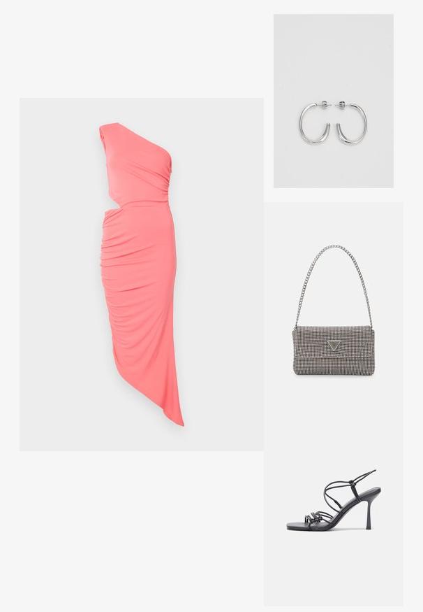 Egyszeles korall ruha, rugalmas anyagból készült, fodros részletekkel és aszimmetrikus himmel a karcsú sziluett érdekében.; Fekete magas sarkú szandálok vékony pántokkal, csomózott mintával, sima négyzetes orral és karcsú stiletto sarkal rendelkeznek.; Világosszürke fémes kézitáska lánc pánttal, kis kör alakú fém kifinomult díszítéssel és háromszög alakú márkagéppel.; Ezüst karika fülbevalók sima, fényes felülettel. Lekerekített forma, könnyű kialakítással, tűs zárómechanizmussal.