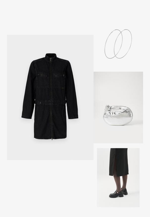 Schwarze Jeansjacke mit hohem Kragen, vorderem Reißverschluss, zwei Brusttaschen mit Reißverschlüssen und verstellbarem Bund mit einem Knopf-Detail.; Schwarze Lederschuhe mit abgerundetem Zeh, dicker Blockabsatz und elastischen seitlichen Akzenten, kombiniert mit dunklen Strumpfhosen und einem schwarzen Rock mit Schlitz.; Silberne metallic Pouch-Tasche mit einer sanften, abgerundeten Form und einem geknoteten Verschluss oben. Hergestellt aus glattem Kunstleder.; Silberne Creolen mit minimalistischem Design. Rundform, glatte Oberfläche und dünnes Profil. Leichtgewichtig mit hochglänzender Oberfläche.