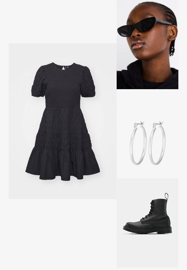 Črna kratka obleka s kratkimi rokavi, z nabranim pasom, večplastnim volanastim robom in teksturirano tkanino. Ima okroglo izrez in detajl na hrbtni strani v obliki ključavnice.; Črne usnjene vojaške škornje s okroglo konico, z vezalkami spredaj in z zanko na gležnju. Imajo debele gumijaste podplate za dolgo življenjsko dobo.; Črne mačkaste sončna očala z mat površino, ki se ponašajo s prefinjenim dizajnom in rahlo ukrivljenimi robovi, nastavljene ob modelovih temnih oblačilih.; Srebrni obroči za ušesa z gladko, polirano površino. Okrogla oblika in varna zaponka s klikom. Lahka zasnova, primerna za vsakodnevno nošenje.