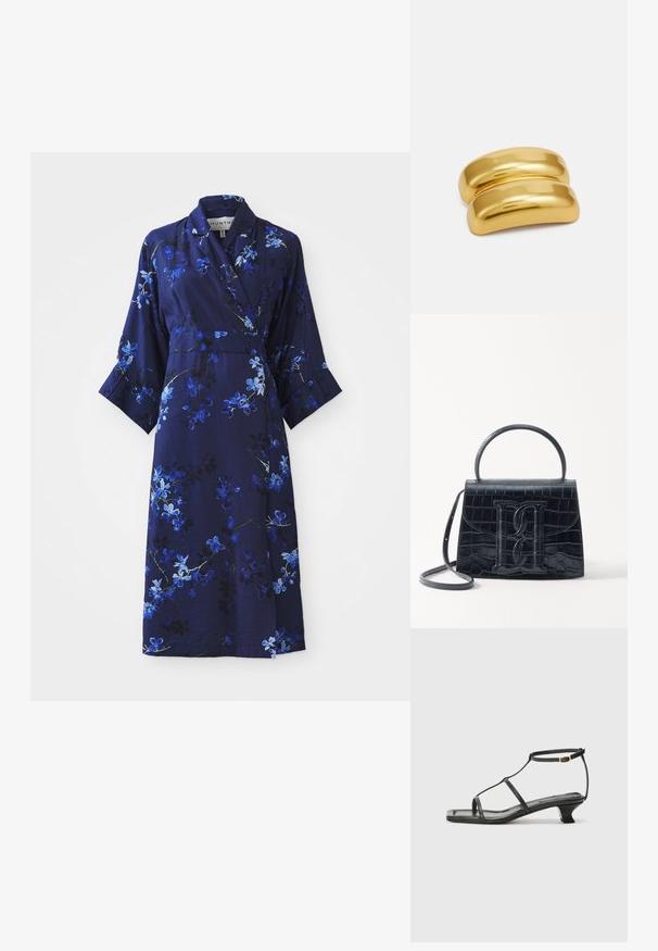 Námornícky kvetinový zavinovací šaty s tromi štvrtinovými rukávmi, s modro-bielymi kvetinovými vzormi, mäkkou tkaninou a detailom opasku.; Čierna kožená sandála so štvorcovou špičkou, tenkými popruhmi, nastaviteľným pásikom okolo členka a nízkym podpätkom. Obsahuje malý zlatý akcent na popruhu.; Čierna kabelka z krokodílovej embosovanej kože so štruktúrovaným dizajnom, horným uchom, nastaviteľným popruhom a výrazným predným logom.; Zlatá kovová sponka do vlasov s hladkým, zaobleným dizajnom. Povrch je reflexný a má spojený, zakrivený tvar bez ďalších ozdôb.