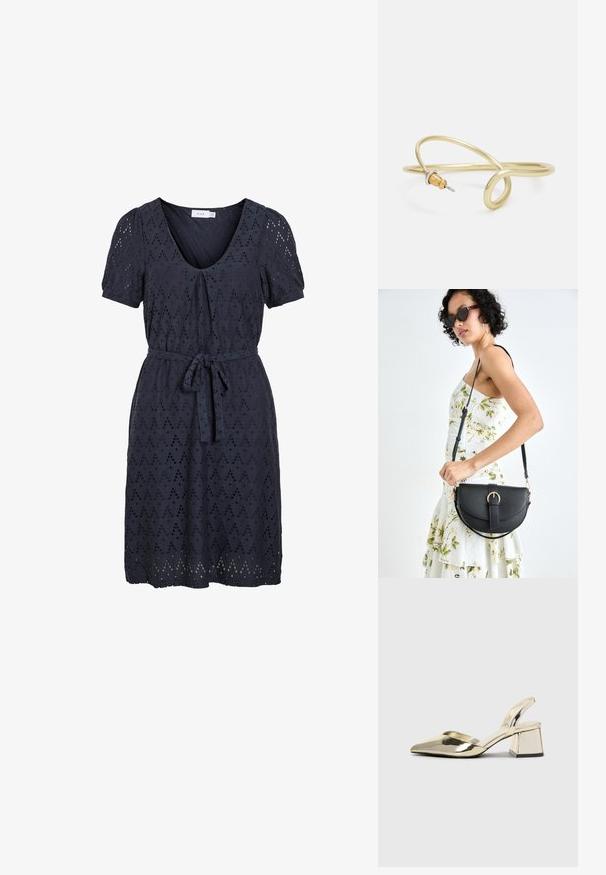 Tmavě modré šaty s krátkými vykasanými rukávy, výstřihem do V, zavazováním v pase a vzorem s otvory ve tvaru diamantu po celé textilii.; Kovové zlaté pantofle na podpatku s špičatou špičkou a masivním podpatkem. Hladký povrch, minimalisticý design a úzký pásek.; Černá kožená kabelka s křivkovým tvarem, odnímatelným popruhem a zlatými detaily. Kabelka má klopu s přezkou.; Zlatě zbarvený kovový náramek s plynulým, zakřiveným designem. Obsahuje malý, výrazný stříbrně zbarvený akcent na jednom konci.