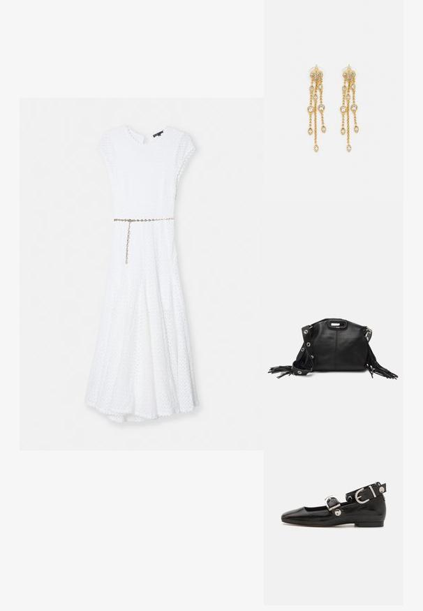 Weißes Kleid aus strukturiertem Stoff, mit kurzen Ärmeln, einem runden Ausschnitt und einer taillierten Taille mit einer Kettengürtel, der zu einem knielangen Rock fließt.; Schwarze Lackleder-Ballerina mit eckiger Zehenpartie, Knöchelriemen mit silberner Hardware und flacher Sohle. Glatte Textur mit minimalistischen Design.; Maje MISS MINI - Umhängetasche - noir; Goldtonige Ohrringe mit mehreren kaskadierenden Ketten, verziert mit klaren ovalen Strasssteinen und dekorativen Ohrsteckern.