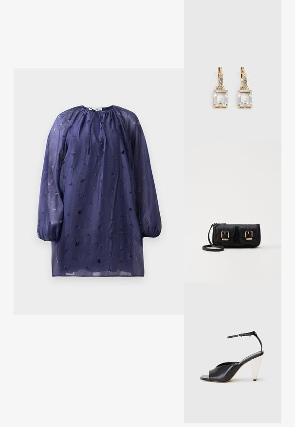 Vestido navy transparente com mangas longas bufantes, decote com cordão e padrões florais bordados. Tecido leve com um acabamento texturizado.; Sandal de salto alto em couro preto com bico aberto, design assimétrico, tira no tornozelo e um salto metálico em forma de cone. Textura suave por toda a parte.; Bolsa de ombro em couro preto com dois bolsos frontais, fivelas douradas, fecho de zíper e uma alça fina. Superfície texturizada e forma retangular compacta.; Brincos em tom de ouro com um cristal retangular claro pendurado abaixo de uma linha de pequenos acentos redondos claros. Design elegante e moderno.